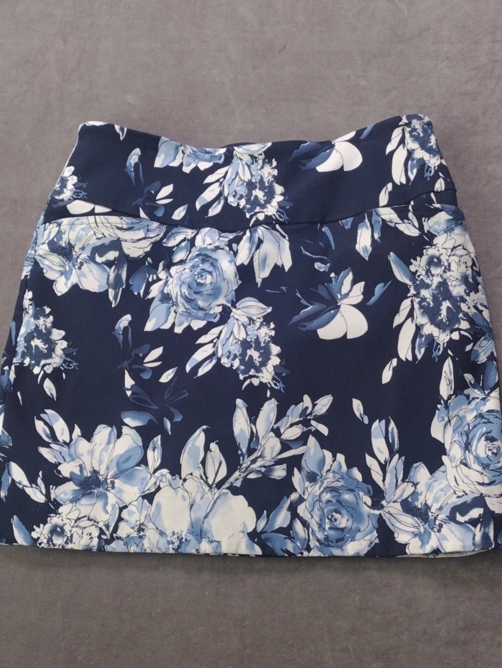S.C.& Co Med Floral Navy Stretch Mini Skirt/Short Pockets Light Blue Blooms
